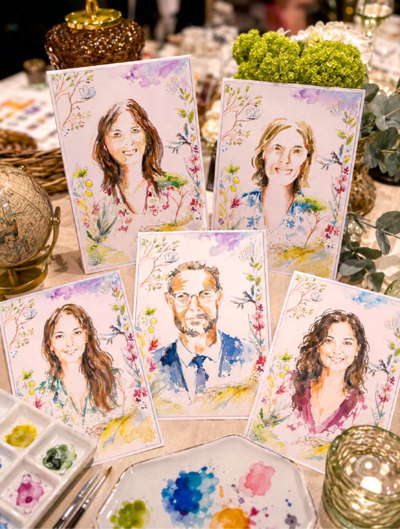 Portraits d’invités en direct à l’aquarelle Portraits d’invités réalisés en direct à l’aquarelle, disposés avec le matériel de peinture